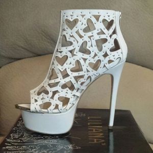 SOLD Sexy Liliana White & Gold Heart Heels 7.5